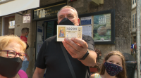 Os turistas xa fan cola para mercar lotería de Nadal en Galicia