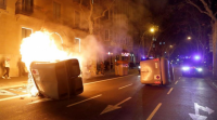 Manifestantes cruzan contedores nas rúas de Barcelona tras intentar superar, sen éxito, o cordón policial do Parlament
