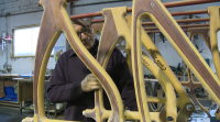 Un verinense recupera o proxecto de fabricación de bicicletas de madeira que puxera en marcha o seu fillo falecido