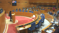Os grupos do Parlamento pactan reducir á metade a presenza de deputados nos plenos