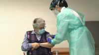 Nieves Cabo, a primeira persoa de Galicia que recibe as dúas doses da vacina contra a covid