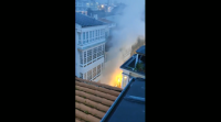 Desaloxado un edificio da céntrica rúa Real da Coruña por un incendio