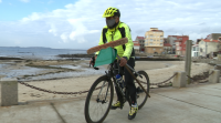 Un ciclista octoxenario do Carril coopera coa seguridade viaria