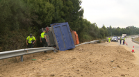 Un camión envorca na AP-9 en Vigo e deixa bloqueado un carril da autoestrada
