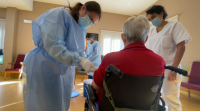 Galicia propón poñer á vez a vacina da gripe e a terceira dose da covid a maiores de 80
