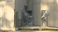 Arrancan e rouban as placas da fachada dun edificio acabado de reformar en Salceda