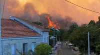 Un incendio forestal activo pon en alerta núcleos de poboación en Monterrei