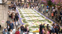 As alfombras de Ponteareas causan admiración antes do paso da procesión do Corpus