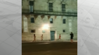 Imaxes virais: varios homes corren espidos pola noite na Praza do Obradoiro