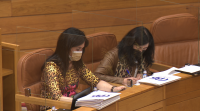 Deputadas do PPdeG asisten ao pleno no Parlamento con motivos de leopardo en solidariedade con Elena Candia