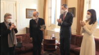 O rei entrégalle o premio Cervantes a Joan Margarit