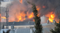 Controlado o incendio da planta química de Barcelona, pero aínda recomendan non achegarse á zona