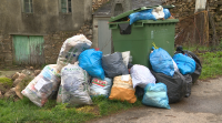 Os veciños de Uceira Branca, en Paradela, levan catro meses sen recollida do lixo