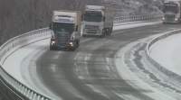 A neve calla por riba dos 800 metros e causa problemas nas estradas
