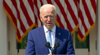 Biden esixe ao Congreso colaboración para aumentar o control de pistolas e rifles