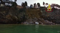 Ducias de cadaleitos ao mar ao colapsar un cemiterio en Italia