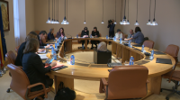 Os letrados do Parlamento confirman que a valedora aínda non dimitiu