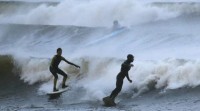 Algúns surfistas desafían as ondas do Fabien en Aguieira, na ría de Muros e Noia