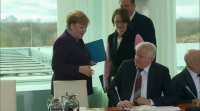 Un ministro alemán rexeita darlle a man a Merkel por mor do coronavirus