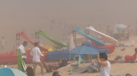 A néboa é a protagonista dun día de praia na costa da Rías Baixas