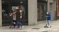 Os nenos volven ás rúas do Carballiño nesta primeira xornada de desconfinamento