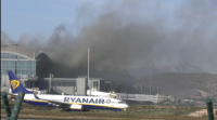 Un incendio obriga a desaloxar e pechar ao tráfico aéreo do aeroporto de Alacante