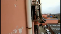 Os bombeiros rescatan un neno atrapado na ventá dun cuarto andar na China