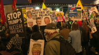 Milleiros de persoas protestan en Londres contra a OTAN e Trump