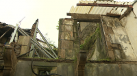 Caen dúas casas abandonandas na parte histórica de Betanzos