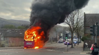 Queiman un autobús con cócteles molotov en Belfast