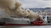 Un barco atracado en Vigo sofre un aparatoso incendio, sen danos persoais
