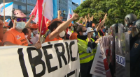 Os traballadores de Alcoa protestan na Coruña e lanzan ducias de ovos contra a Delegación do Goberno
