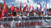 Miles de persoas maniféstanse no Grove en defensa dunha factoría conserveira