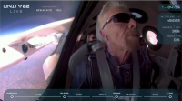 O magnate Richard Branson conclúe con éxito o seu primeiro voo ao espazo