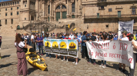 Centenares de pescadores recreativos maniféstanse en Santiago contra a nova normativa