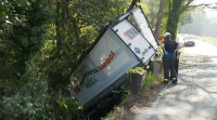 Ferido un camioneiro ao caer co vehículo no río Vea, na Estrada