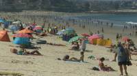 Os bañistas escapan da vaga de calor nas costas galegas