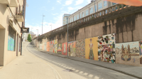 Un veciño transforma o aspecto do seu barrio de Santiago cun mosaico de cores