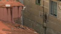 Un foguete de festa fura o tellado dunha casa en Marín durante a festa Corsaria