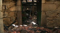 Investigan a causa dun incendio que deixou calcinada unha casa en Mos