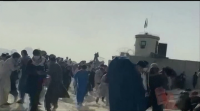 Os talibáns reprimen as protestas con disparos, provocando tres falecementos e unha ducia de feridos
