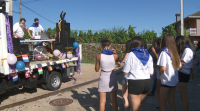 Un camión musical percorre as aldeas de Coles no día do San Roque