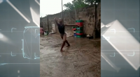 Un neno de Nixeria conmove as redes nun vídeo danzando baixo a chuvia