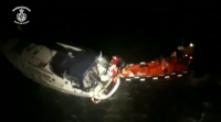 Rescatados sen danos tres tripulantes dun veleiro na illa de Arousa