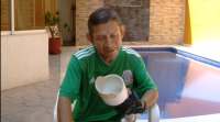 Un fontaneiro mexicano constrúe a súa propia prótese para unha perna
