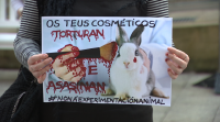 Centos de persosas maniféstanse en toda España para pedir a fin da experimentación con animais