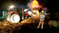 Un incendio devora numerosas pacas de herba seca nunha granxa de Chantada