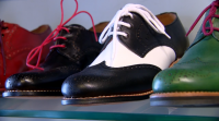 Visitamos un taller onde fan zapatos artesáns e ecolóxicos