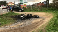Arde unha moto tras impactar contra un vehículo en Porto do Son