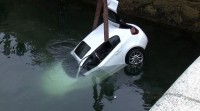 Dous mozos mortos e dous feridos tras caer o seu coche ao mar no peirao de Muros